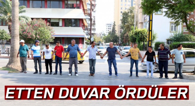  Kaza yolu  kapatılsın diye etten duvar ördüler