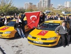 Teröre sarı protesto