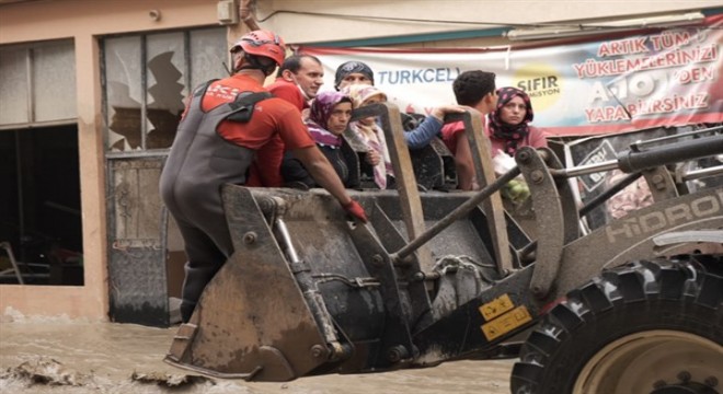 AKUT, geri dönen Karadeniz sel felaketinde 79 insanı kurtardı