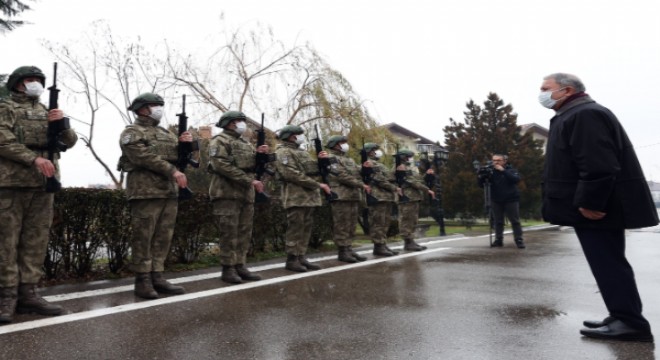 Bakan Akar, Kosova’da Mehmetçik ile buluştu