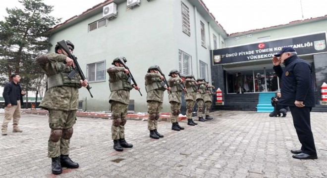 Bakan Akar ve komuta kademesi sınır hattında