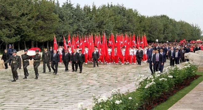 Bakan Bak, gençlerle birlikte Anıtkabir’de