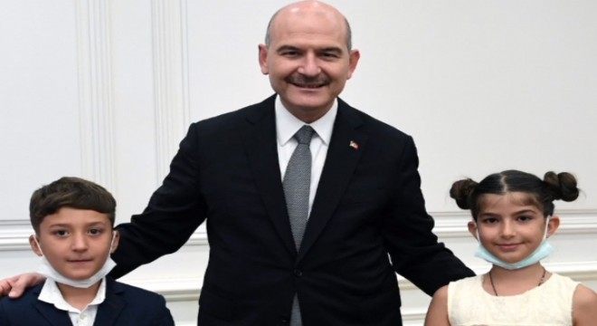 Bakan Soylu, Türk bayrağını öpen çocukları ağırladı