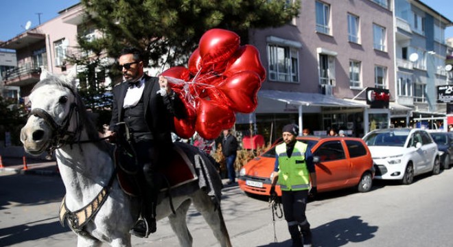 Beyaz ata bindi eşinin Sevgililer Günü’nü kutladı