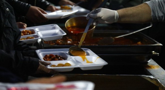 Büyükşehir, her gün bir mahallede iftarlık yemek dağıtıyor