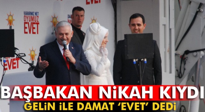Gelin ile damat Başbakanın mitingi sırasında sahnede  Evet  dedi