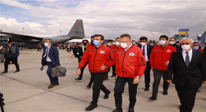 Gücünü Türkiye’nin gençlerinden alan TEKNOFEST, yağmurlu havaya rağmen ziyaretçi akınına uğradı