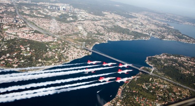 İstanbul Boğazı nın eşsiz manzarasında selamlama uçuşu