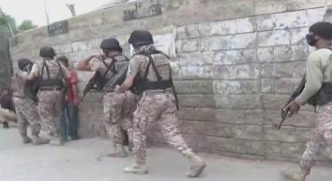 Karaçi borsasına silahlı saldırıda ölüler var
