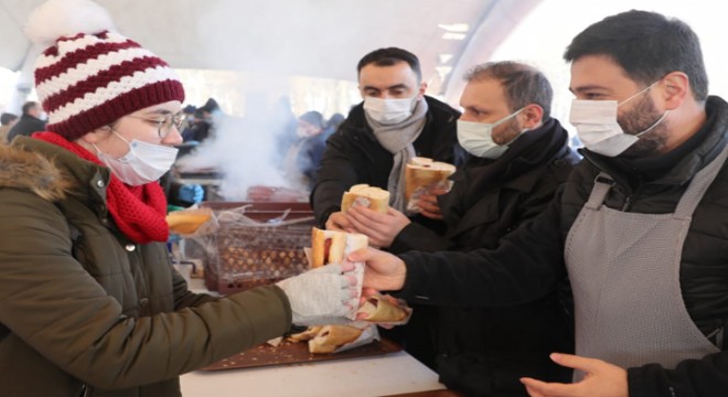 Kağıthane de 10 bin kişi karda sucuk ekmek keyfi yaptı