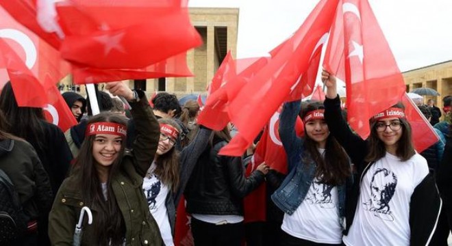 Meşale gençlerin elinde yükseliyor